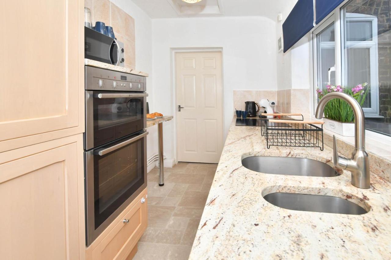 The Yellow Door By Avenew Management Serviced Accommodation Stoke-on-Trent エクステリア 写真
