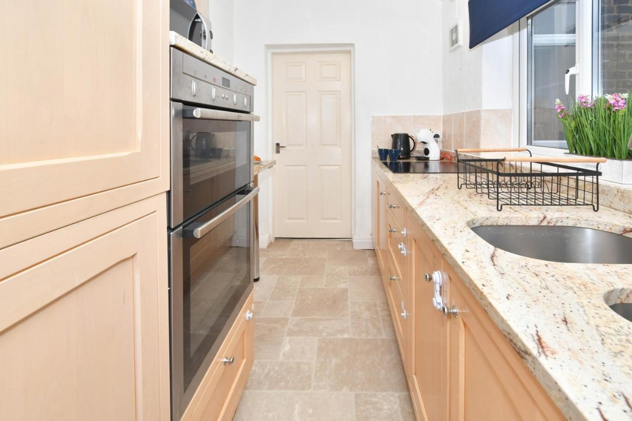 The Yellow Door By Avenew Management Serviced Accommodation Stoke-on-Trent エクステリア 写真