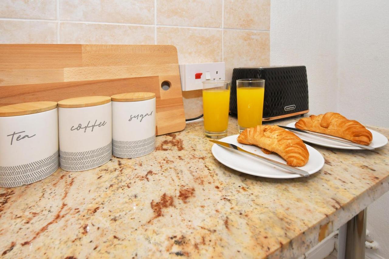 The Yellow Door By Avenew Management Serviced Accommodation Stoke-on-Trent エクステリア 写真